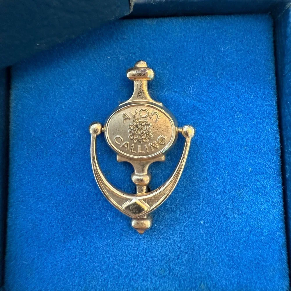 Avon Gold Door Knocker Brooch with Box “Avon Calling!”